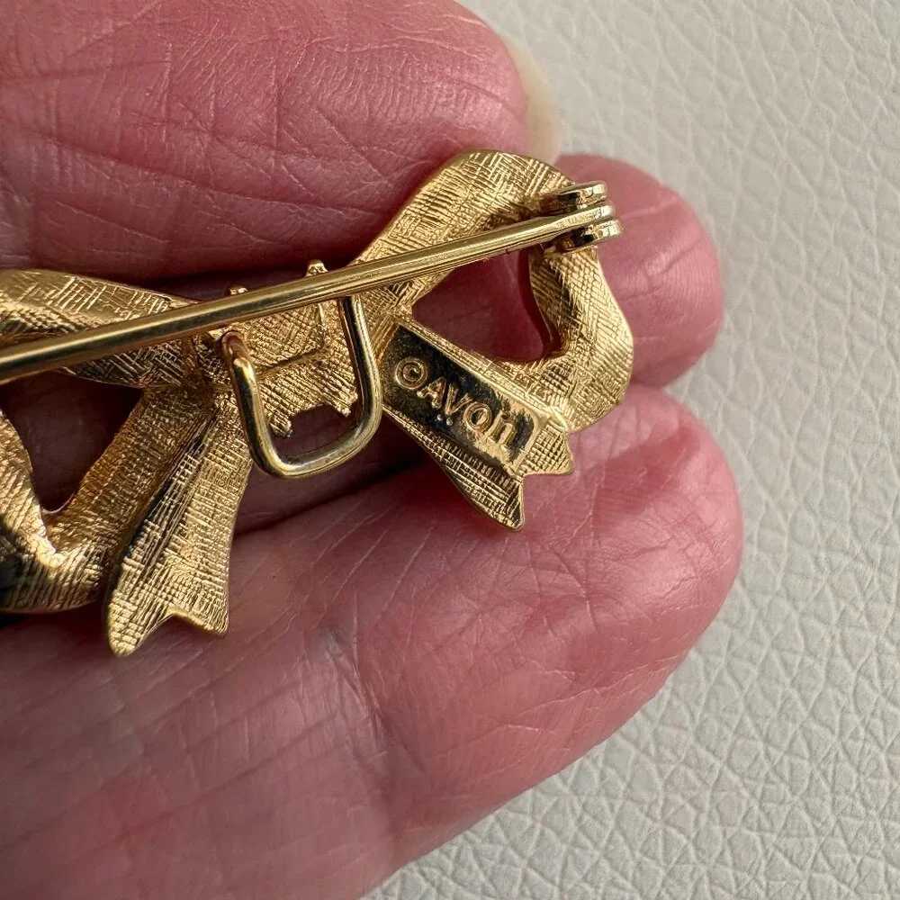 Three Vintage Gold Tone Brooches Two Leaves and a Bow - Picture 11 of 11